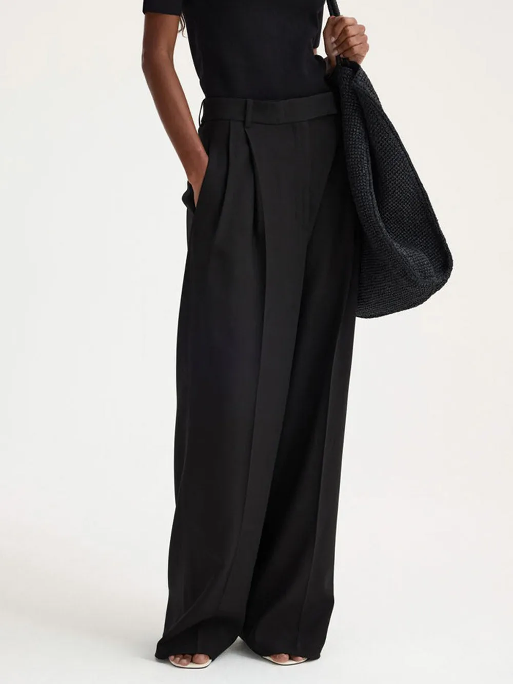 Mid-waisted pleated trousers